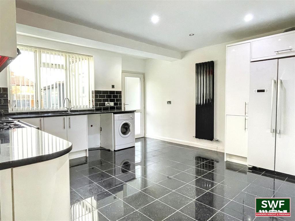 Kitchen1.jpg