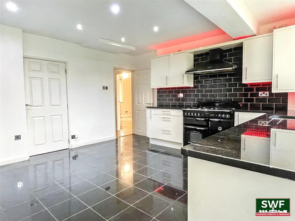 Kitchen5.jpg