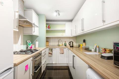 2 bedroom flat to rent, Lakeside Road, London, W14