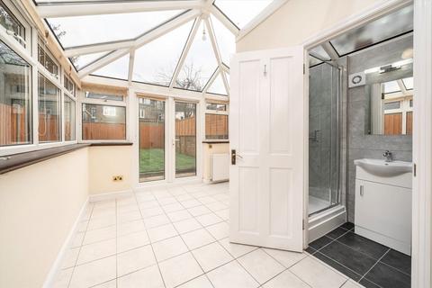 2 bedroom flat to rent, Avenue Road, London W3
