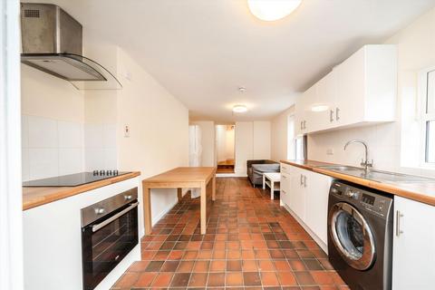 2 bedroom flat to rent, Avenue Road, London W3
