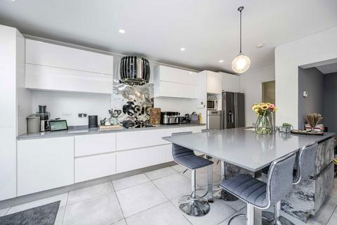 2 bedroom flat for sale, Harwood Road, London SW6
