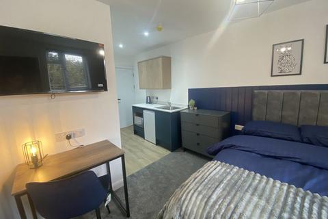 1 bedroom in a house share to rent, Newly Refurbished Ensuite Room with Kitchenette -
