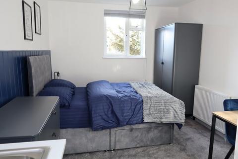 1 bedroom in a house share to rent, Newly Refurbished Ensuite Room with Kitchenette -
