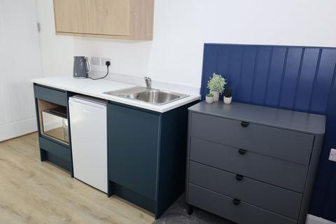 1 bedroom in a house share to rent, Newly Refurbished Ensuite Room with Kitchenette -