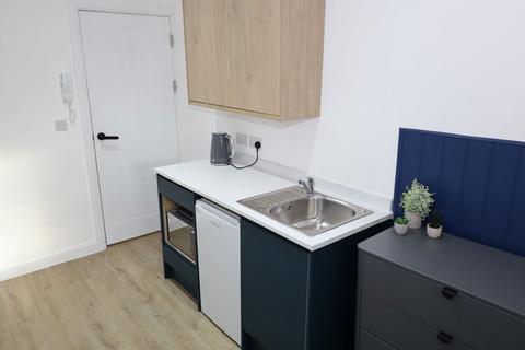 1 bedroom in a house share to rent, Newly Refurbished Ensuite Room with Kitchenette -