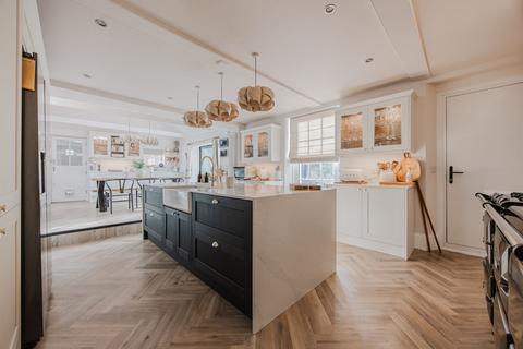 undefined, Stunning Long Sutton Home with Indoor Pool, Gym, Games Room, Annexe, and Landscaped Gardens