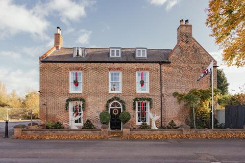 undefined, Stunning Long Sutton Home with Indoor Pool, Gym, Games Room, Annexe, and Landscaped Gardens