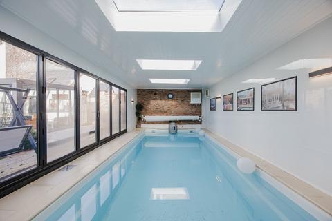 undefined, Stunning Long Sutton Home with Indoor Pool, Gym, Games Room, Annexe, and Landscaped Gardens