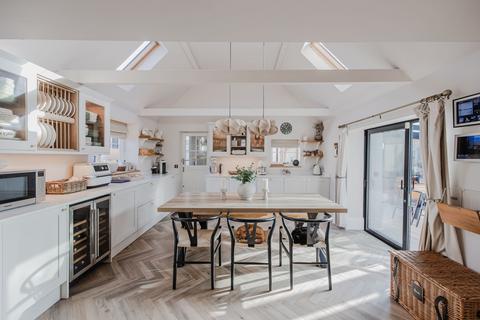 undefined, Stunning Long Sutton Home with Indoor Pool, Gym, Games Room, Annexe, and Landscaped Gardens