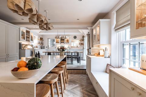 undefined, Stunning Long Sutton Home with Indoor Pool, Gym, Games Room, Annexe, and Landscaped Gardens