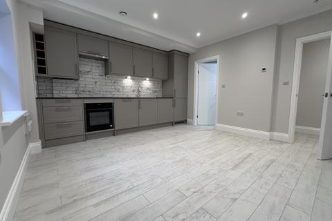1 bedroom flat to rent, Flat 3 - Danuta House, East Molesey KT8
