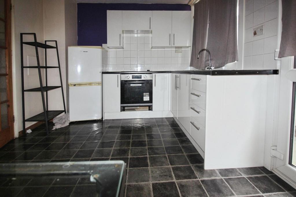 C3035f1d-kitchen 20diner.JPG