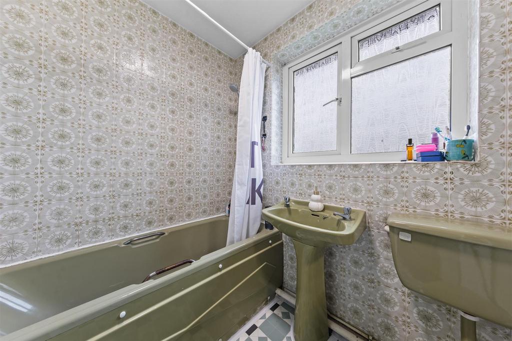 137 Kinross Cres Web24.jpg