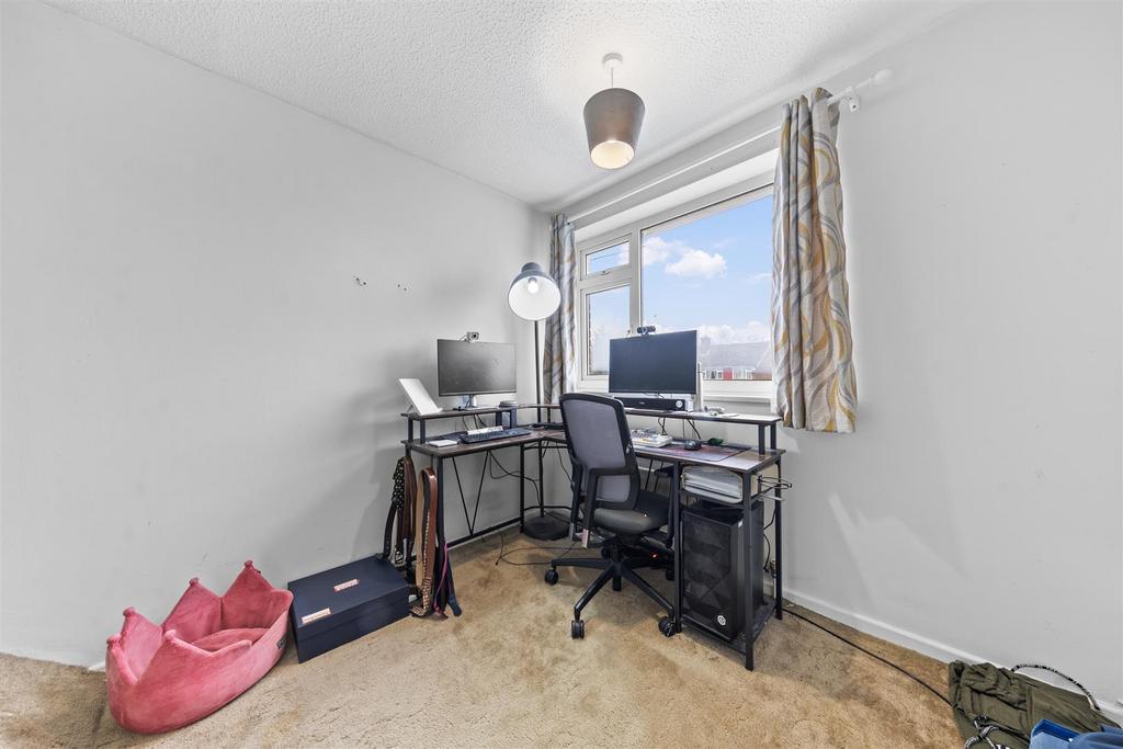 137 Kinross Cres Web29.jpg
