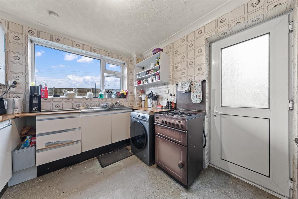 137 Kinross Cres Web16.jpg