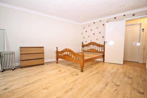 Studio to rent, Burlington Road, New Malden