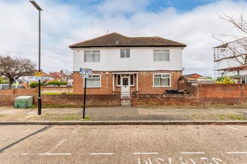 3 bedroom semi-detached house to rent, Central Avenue, Hounslow, TW3