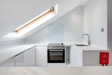 3 bedroom flat to rent, Brackenbury Road, London