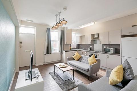 4 bedroom house to rent, North Lane, Leeds