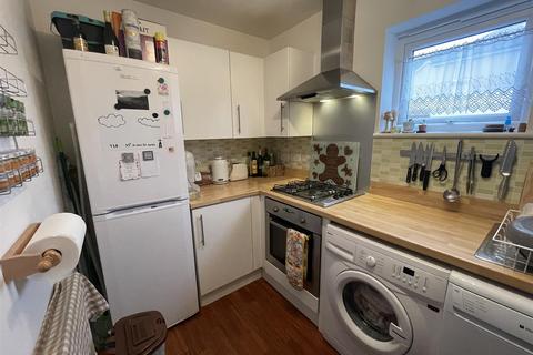 2 bedroom flat to rent, Guillemot Road, Portishead, Bristol