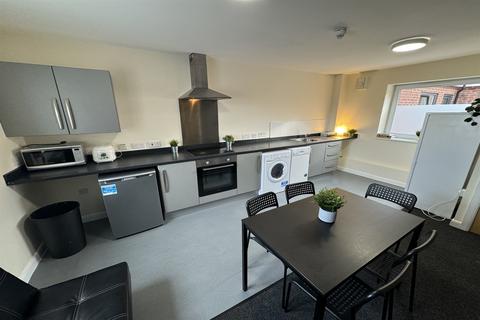 4 bedroom apartment to rent, Flewitt House, Beeston, NG9 2AR