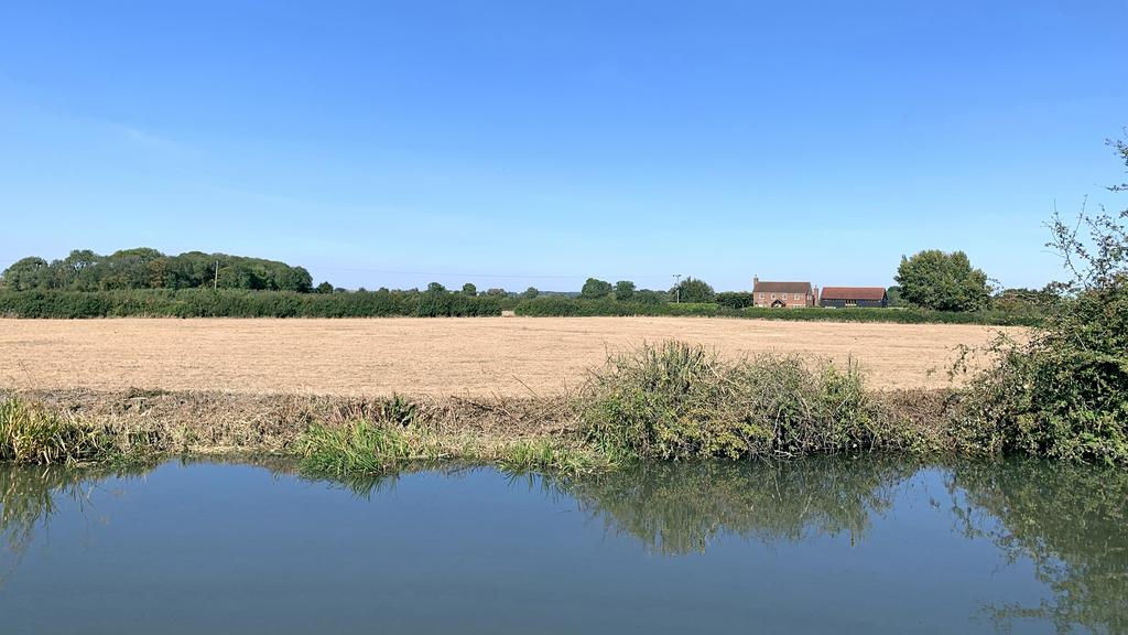 The land benefits from 21m / 69ft of canal...