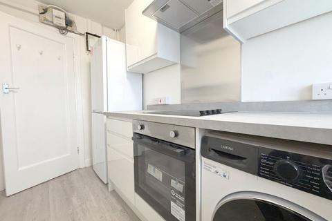 2 bedroom flat to rent, Ashford Court, Cricklewood