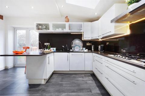 3 bedroom semi-detached house to rent, Helena Road, Gladstone Park, NW10