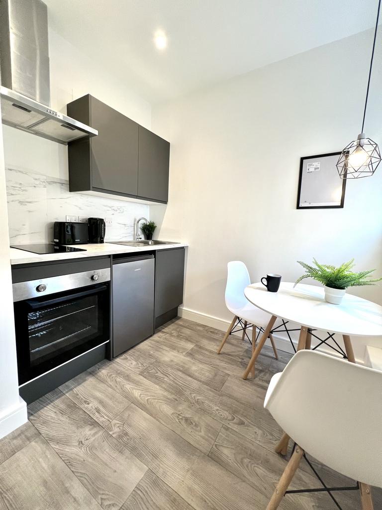Kitchen of similar size and layout