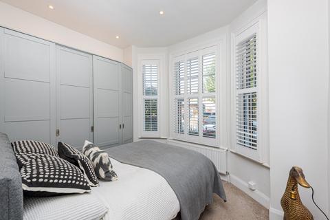 3 bedroom flat for sale, Haydon Park Road, London SW19