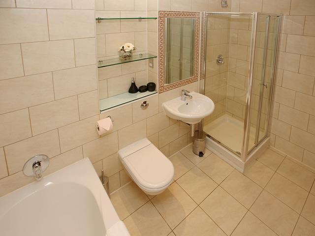 DQ53 - ensuite.jpg