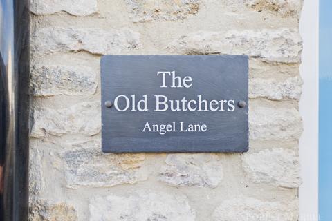 undefined, Angel Lane, Mere