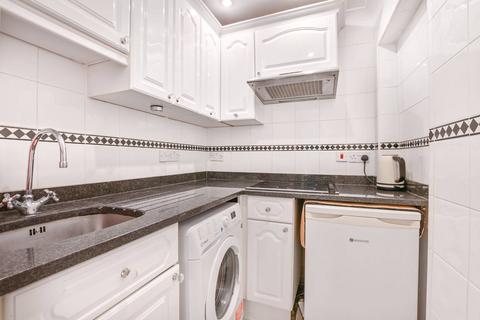 Studio to rent, Pembridge Square, Notting Hill, London, W2