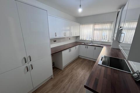 2 bedroom flat to rent, 44 Long Oaks Court Sketty Swansea