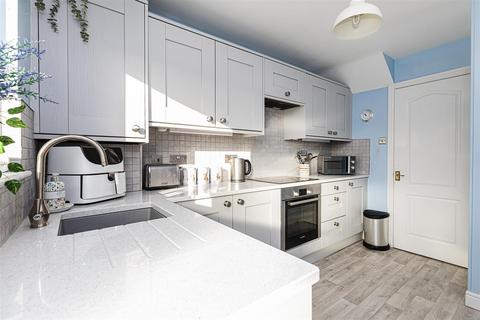 3 bedroom end of terrace house for sale, Side Lane, Huddersfield HD3