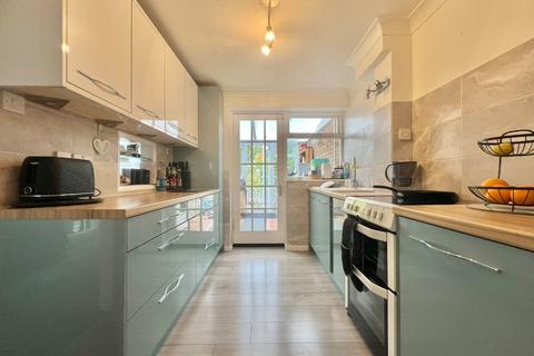 3 bedroom end of terrace house to rent, Ash Close, Hampshire SO19