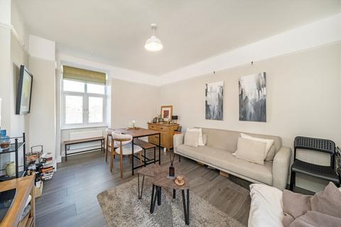 3 bedroom flat for sale, Hazelbourne Road, London SW12