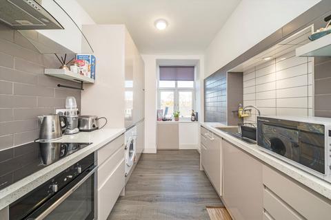 3 bedroom flat for sale, Hazelbourne Road, London SW12
