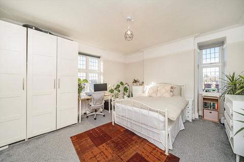 3 bedroom flat for sale, Hazelbourne Road, London SW12