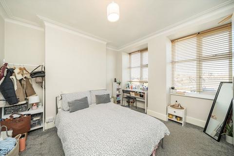 3 bedroom flat for sale, Hazelbourne Road, London SW12