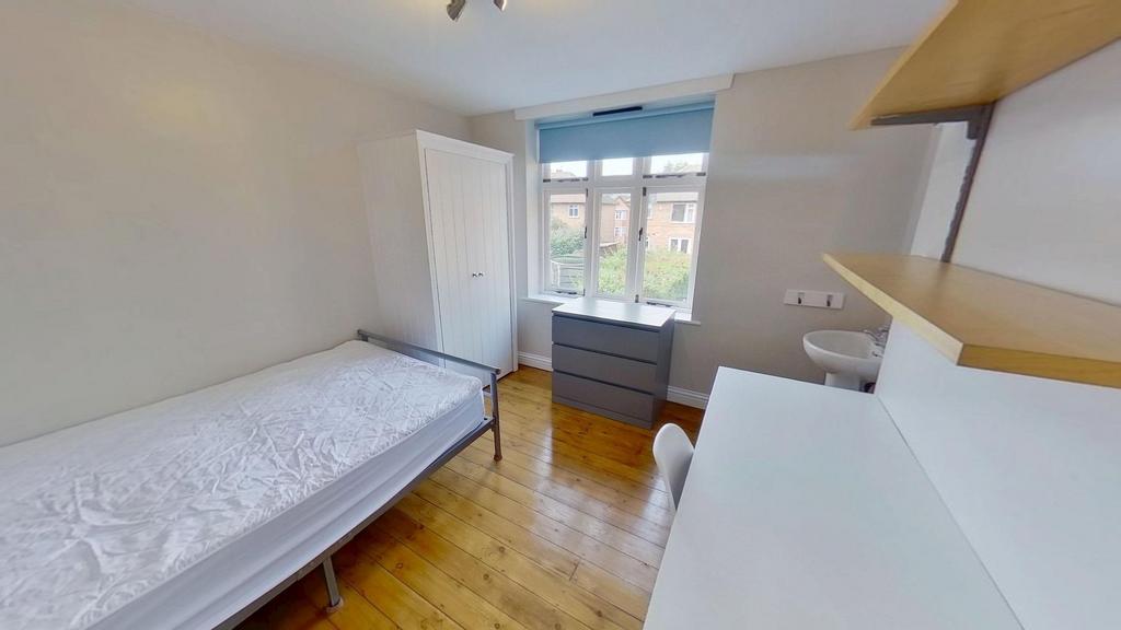 Bright, tidy single bedroom with wooden floors,...