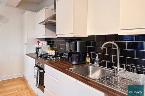 undefined, High Road, North Finchley, N12
