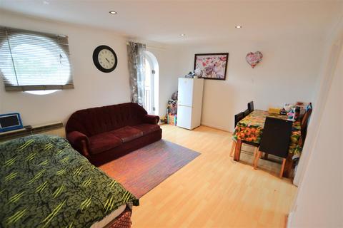 2 bedroom flat for sale, Walsingham Close, Hatfield