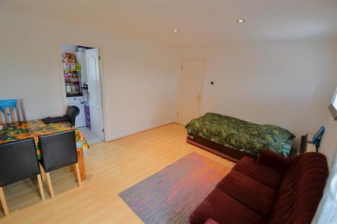 2 bedroom flat for sale, Walsingham Close, Hatfield