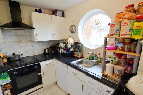 2 bedroom flat for sale, Walsingham Close, Hatfield
