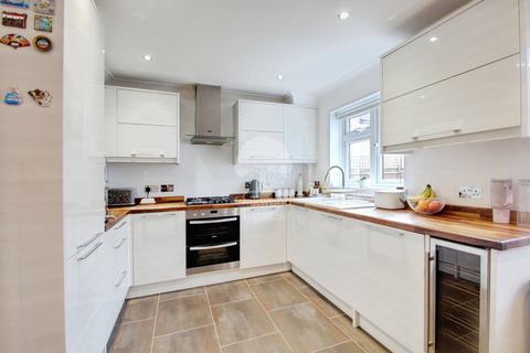 undefined, Holmlea Road, Datchet SL3