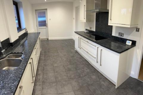 4 bedroom detached house to rent, Abbots Road, Abbots Langley, WD5