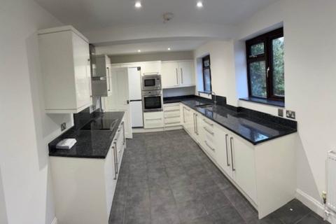 4 bedroom detached house to rent, Abbots Road, Abbots Langley, WD5