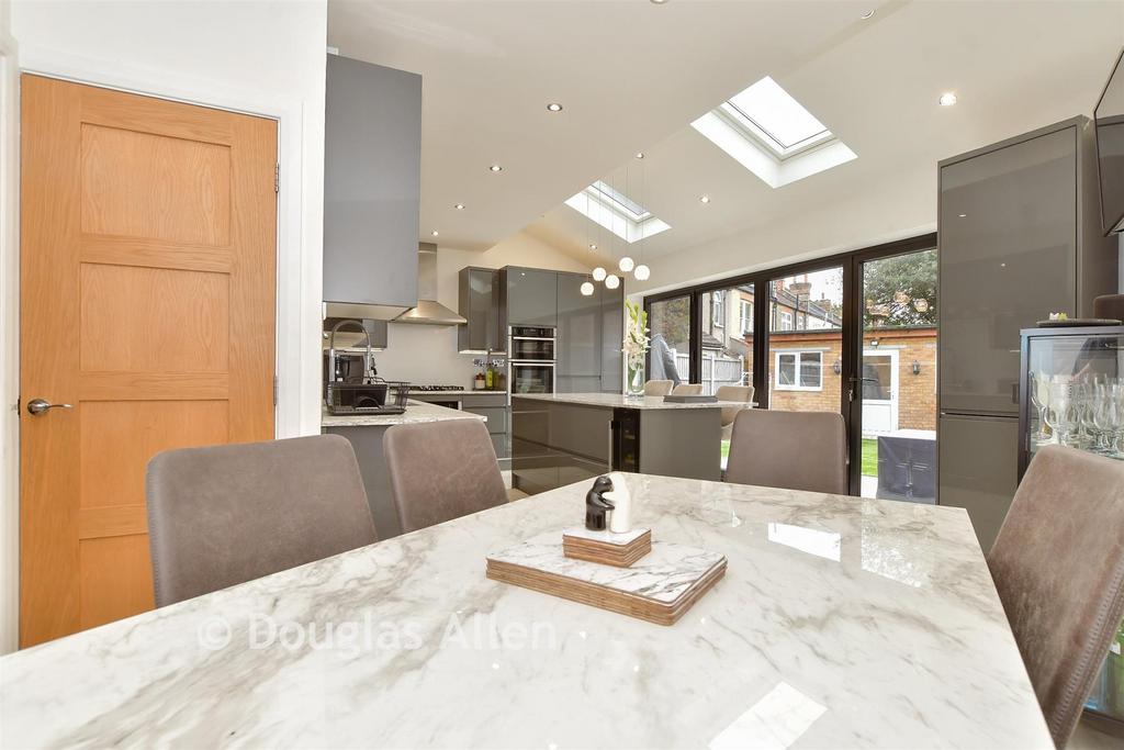 Kitchen/ Breakfast Room
